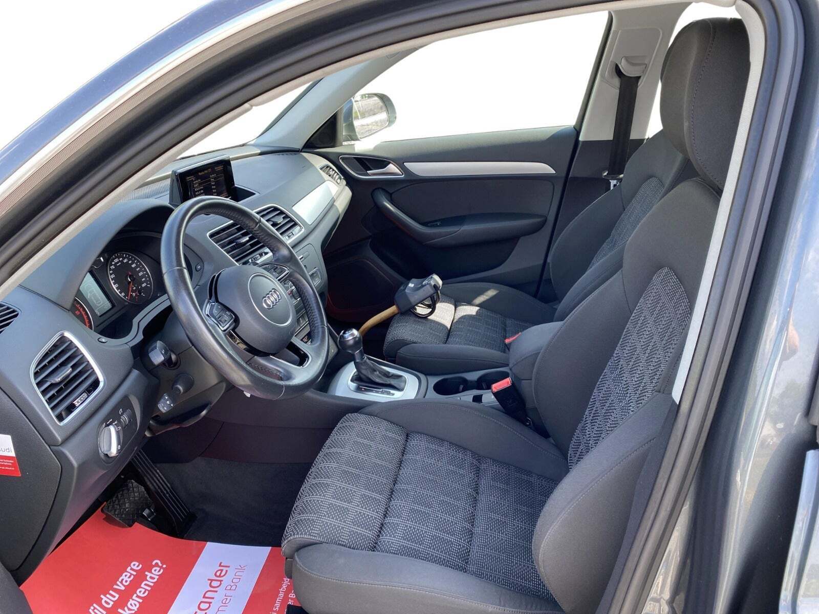 Grå Audi Q3 fra 2017 set indefra