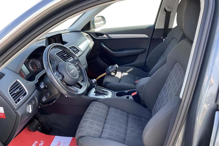 Grå Audi Q3 fra 2017 set indefra