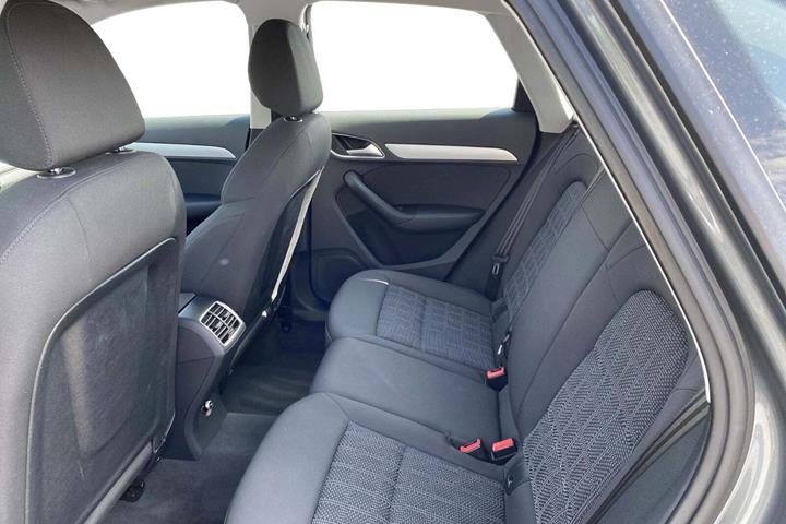 Grå Audi Q3 fra 2017 set indefra