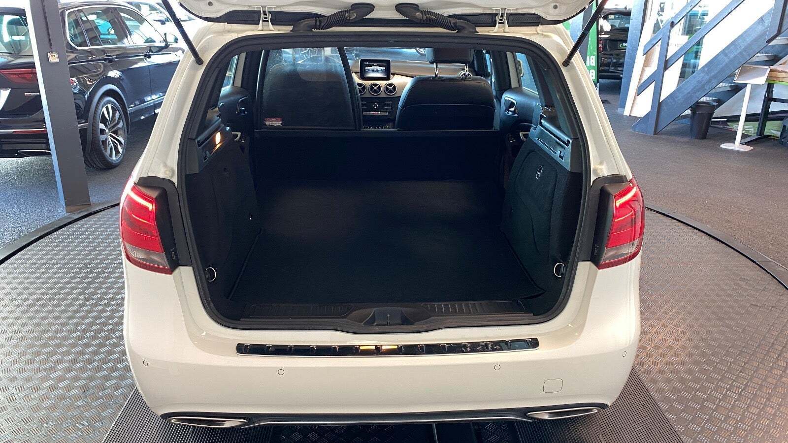 Hvid Mercedes B180 d fra 2017 set indefra