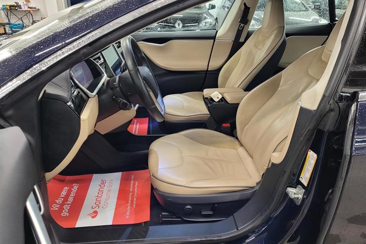 Blå Tesla Model S fra 2013