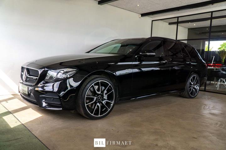 Sort Mercedes E43 fra 2018 set udefra