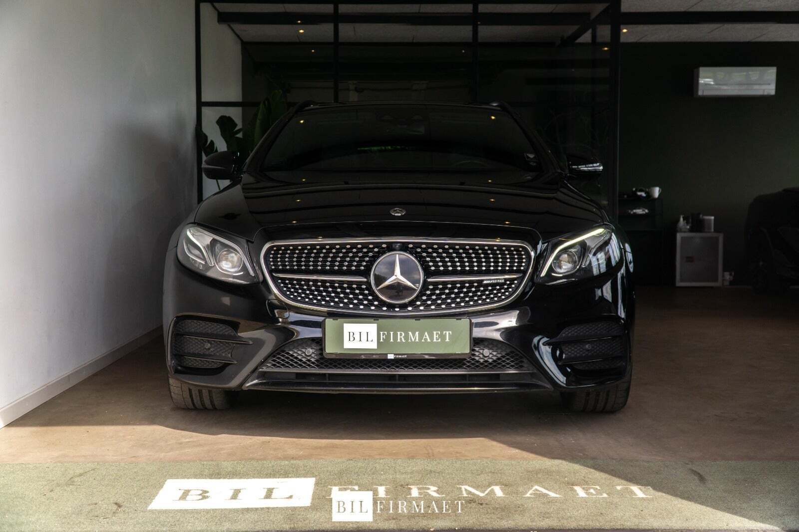 Sort Mercedes E43 fra 2018 set udefra