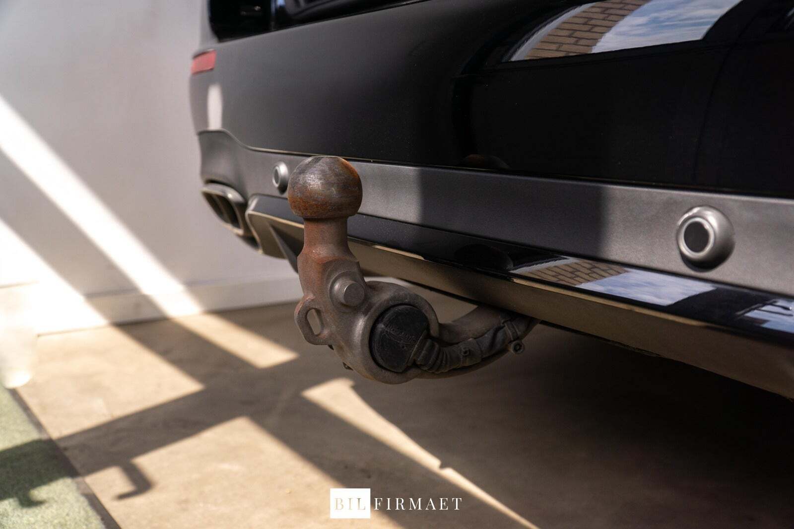 Sort Mercedes E43 fra 2018 set udefra