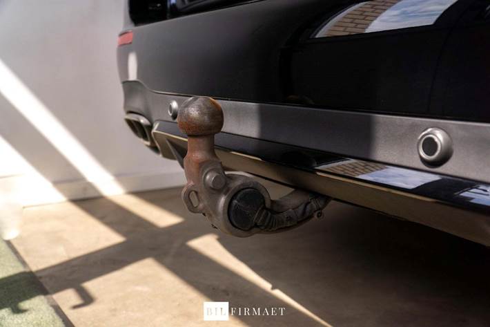 Sort Mercedes E43 fra 2018 set udefra