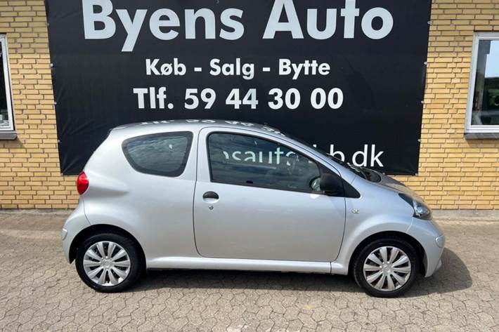 Grå Toyota Aygo fra 2006
