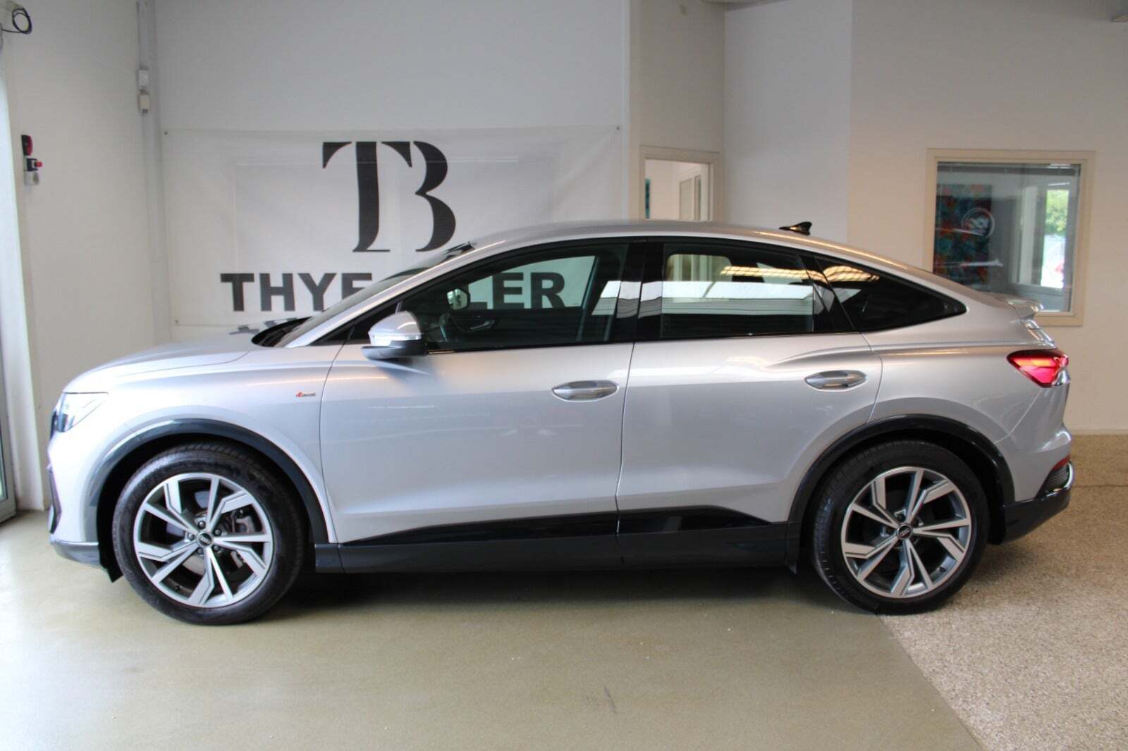 Grå Audi Q4 e-tron fra 2022