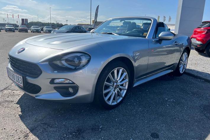 Sølv Fiat 124 Spider fra 2018 set udefra