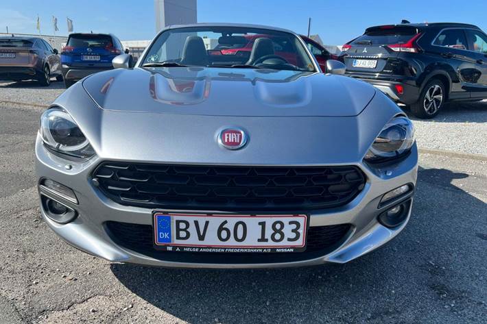 Sølv Fiat 124 Spider fra 2018 set udefra