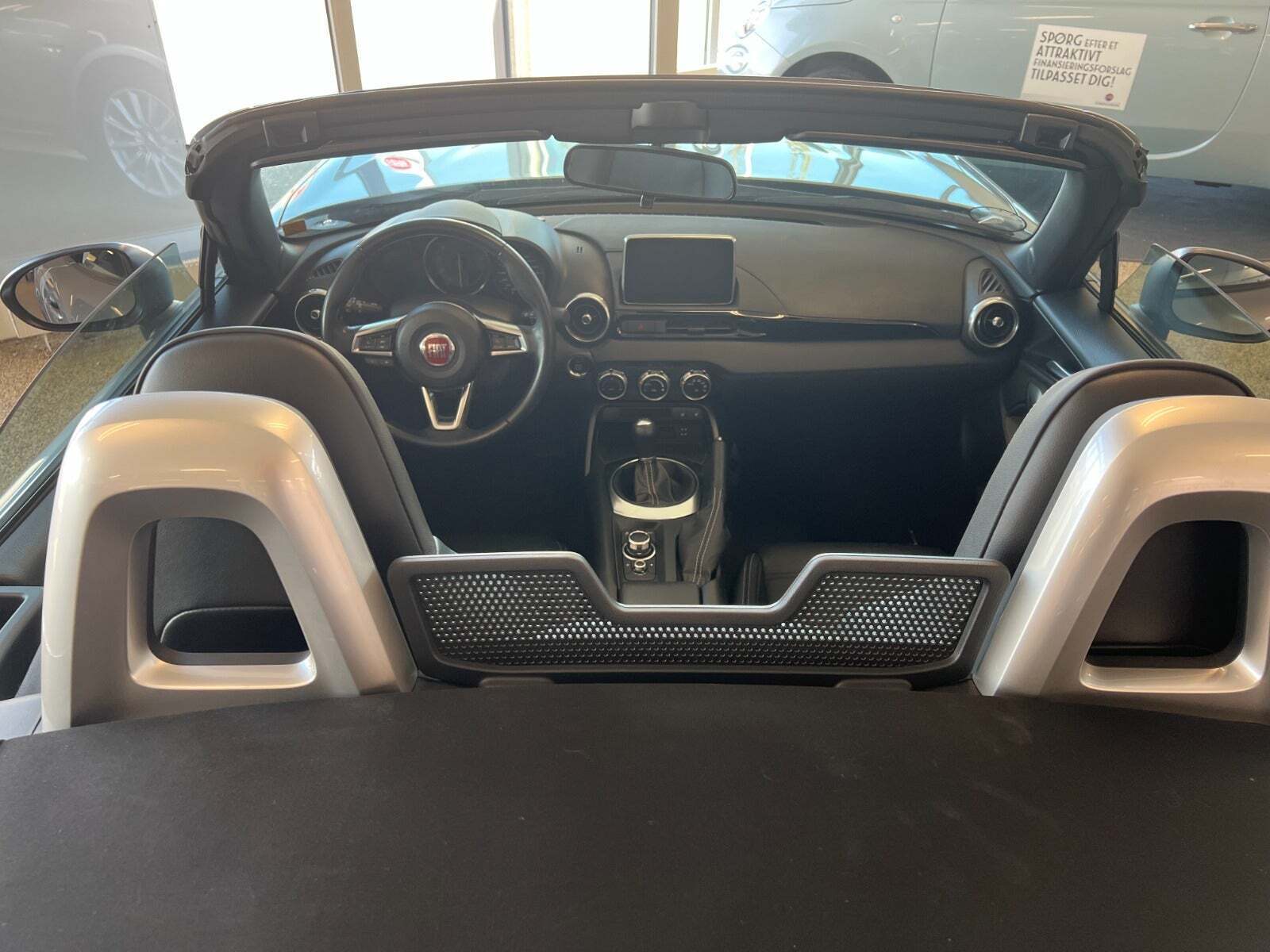 Sølv Fiat 124 Spider fra 2018 set indefra