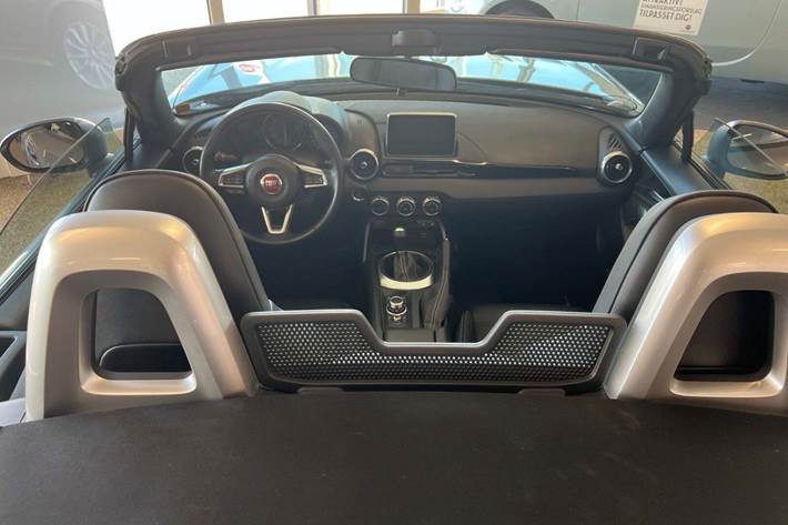 Sølv Fiat 124 Spider fra 2018 set indefra