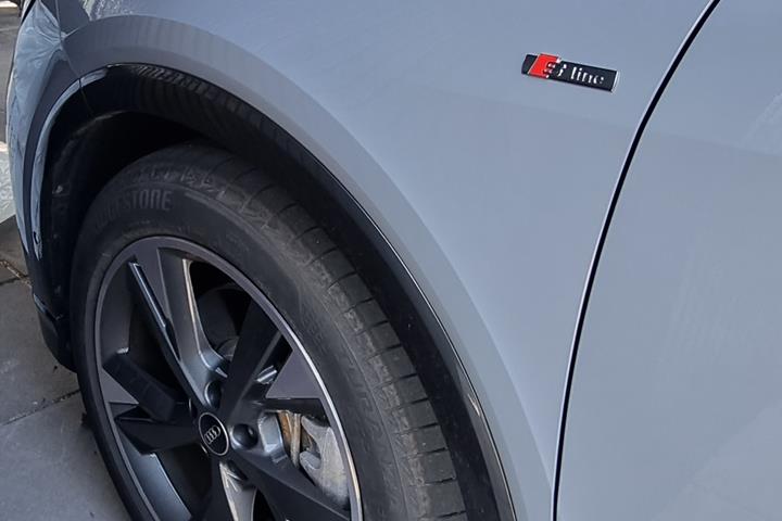 Grå Audi Q4 fra 2022