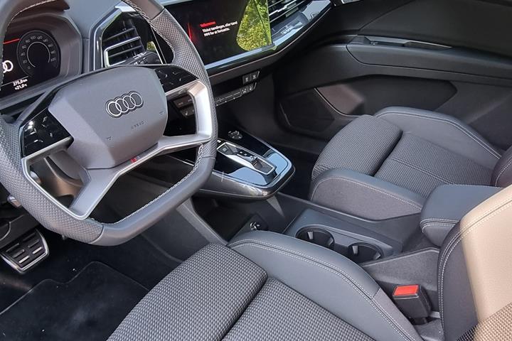 Grå Audi Q4 fra 2022