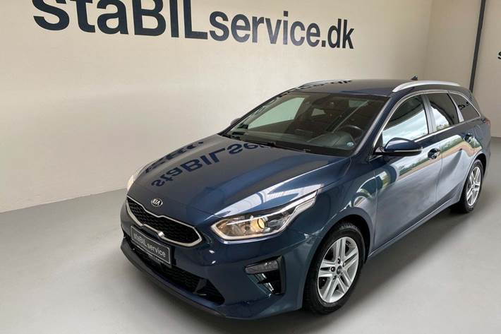 Blå Kia Ceed fra 2019 set udefra