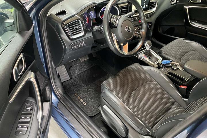 Blå Kia Ceed fra 2019