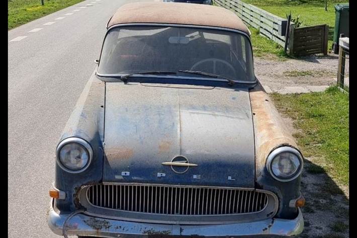Blå Opel Rekord fra 1962