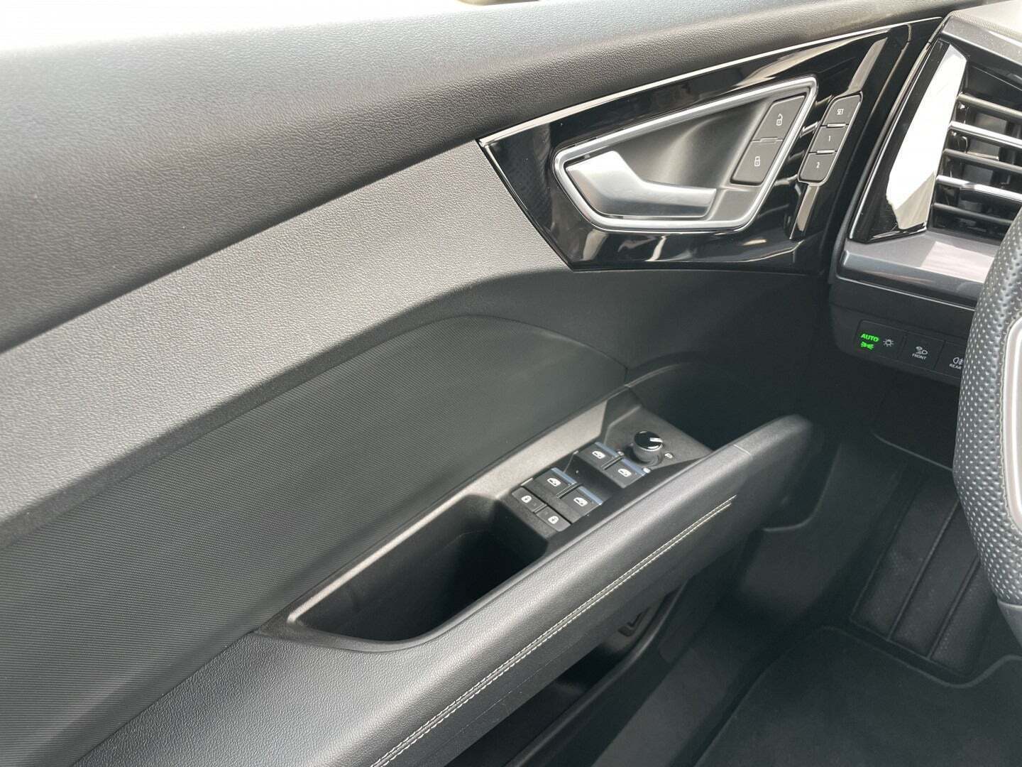 Grå Audi Q4 e-tron fra 2022