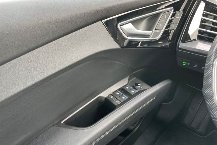 Grå Audi Q4 e-tron fra 2022