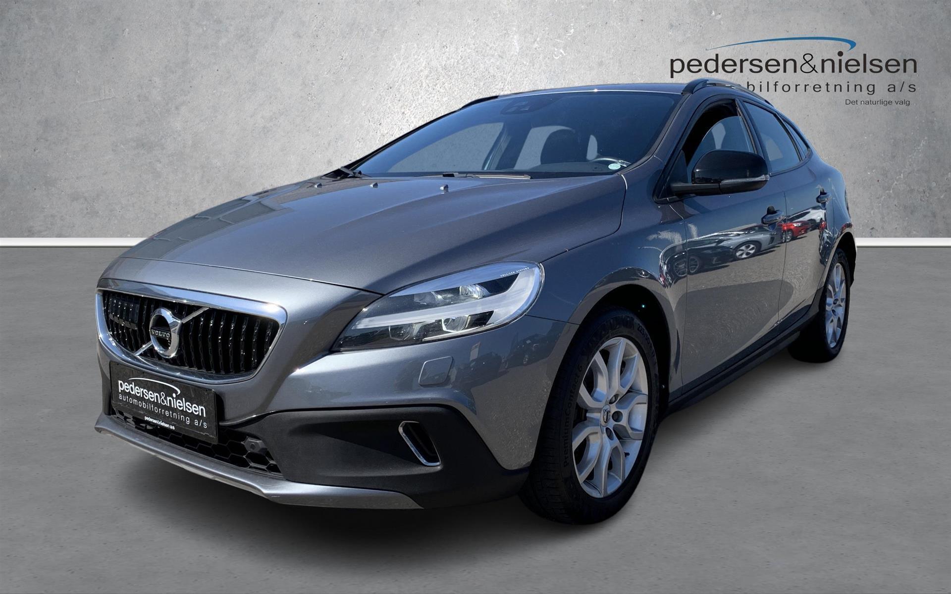 Grå Volvo V40 Cross Country fra 2017