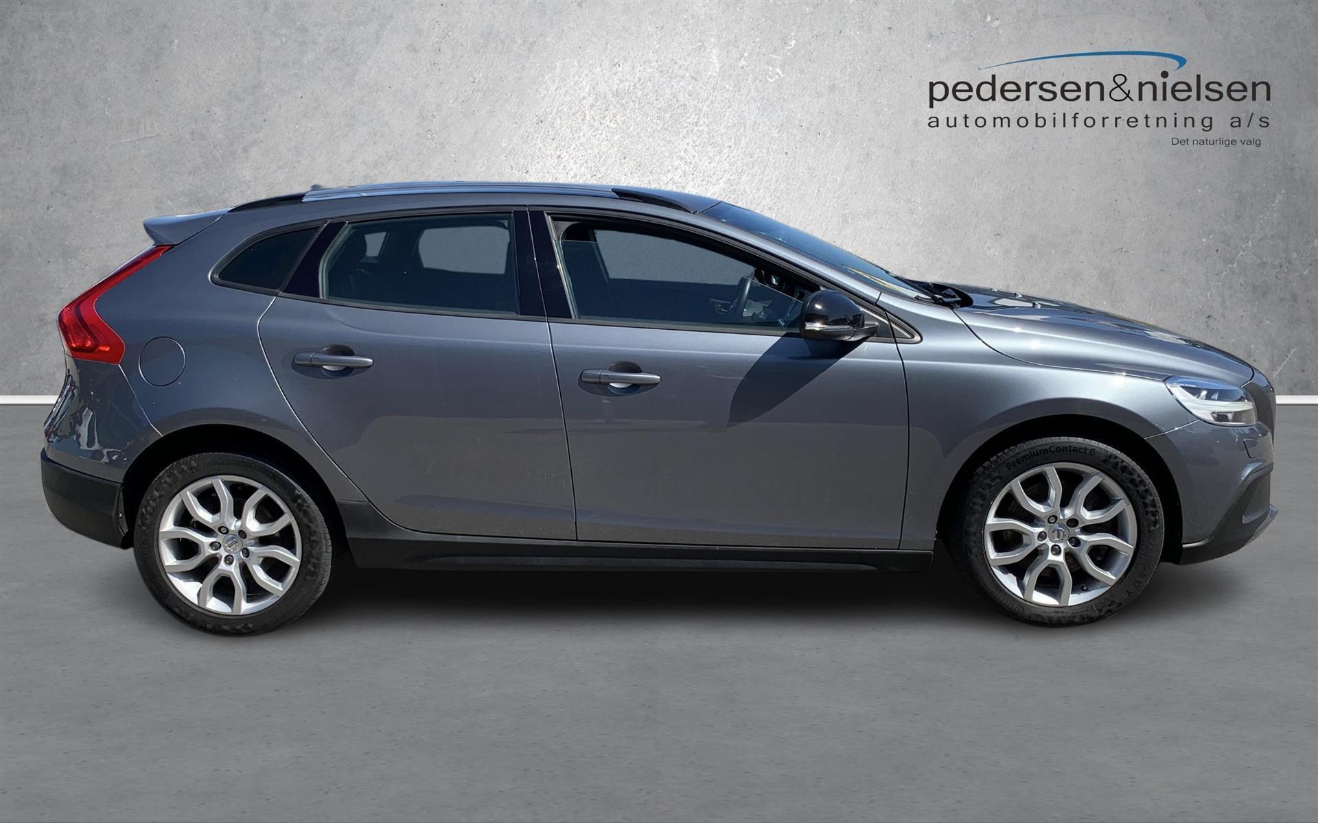 Grå Volvo V40 Cross Country fra 2017