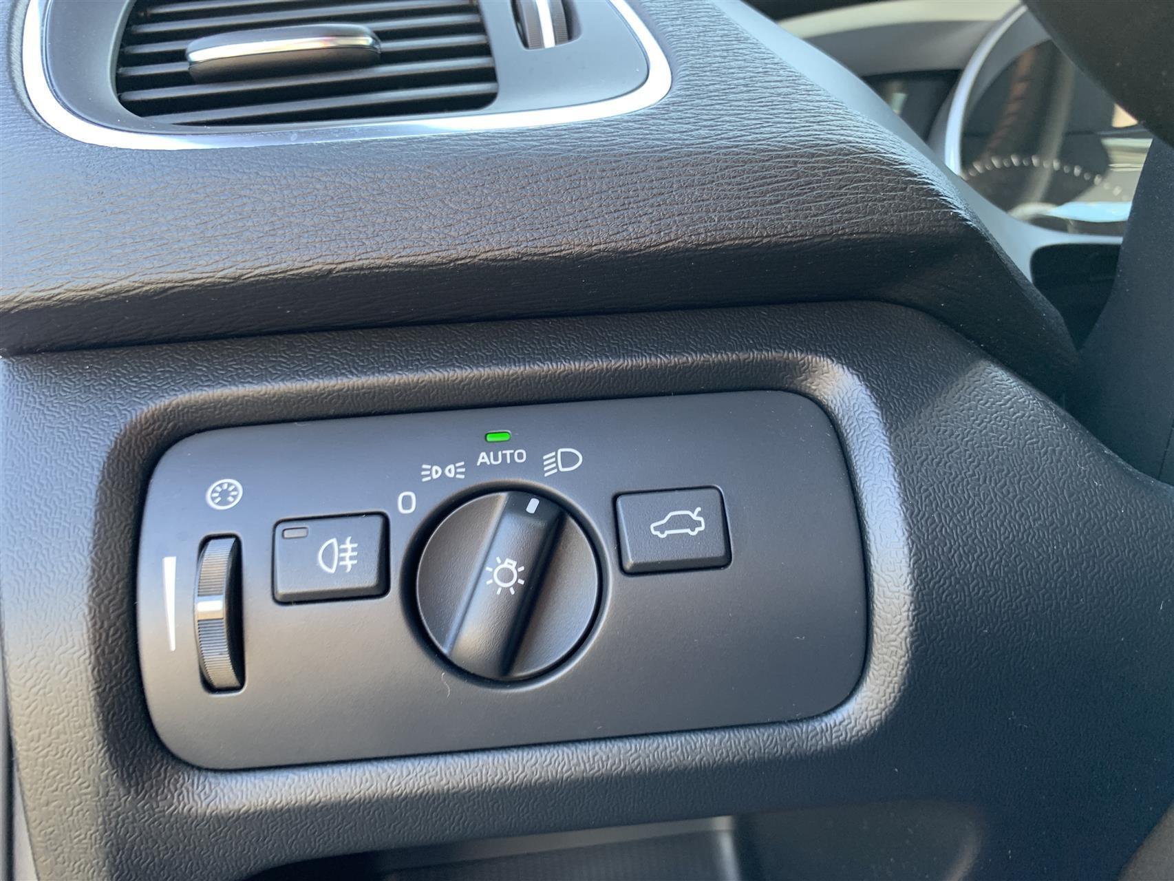 Grå Volvo V40 Cross Country fra 2017