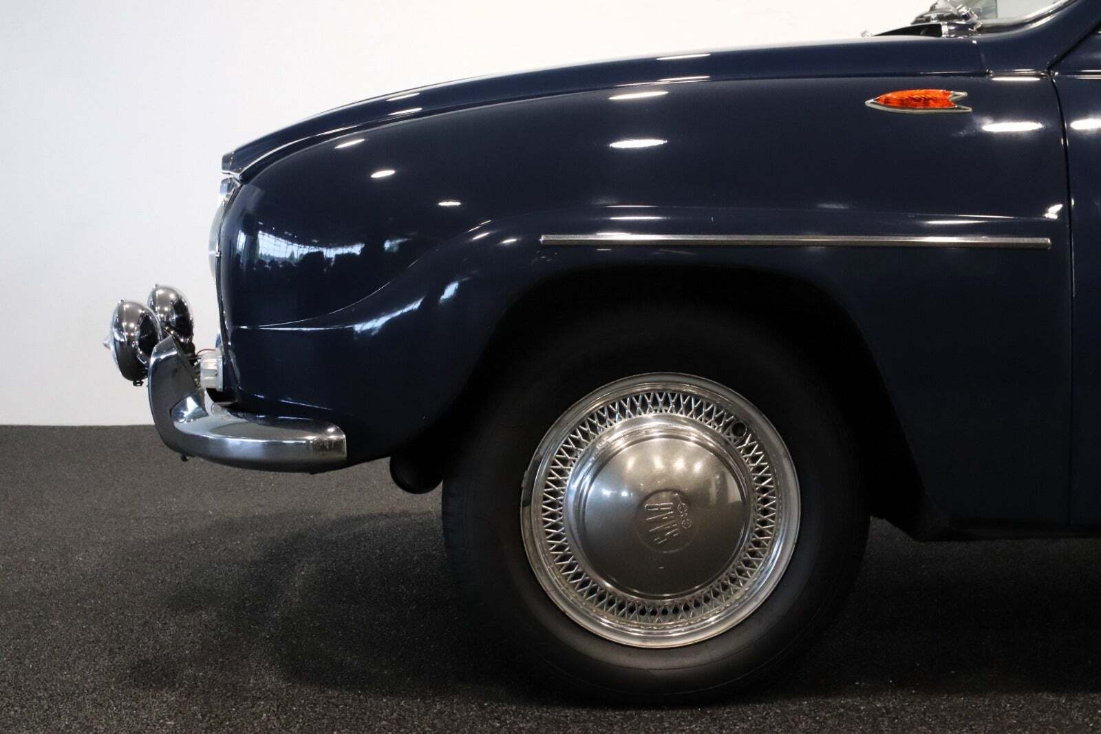 Blå Saab 96 fra 1964