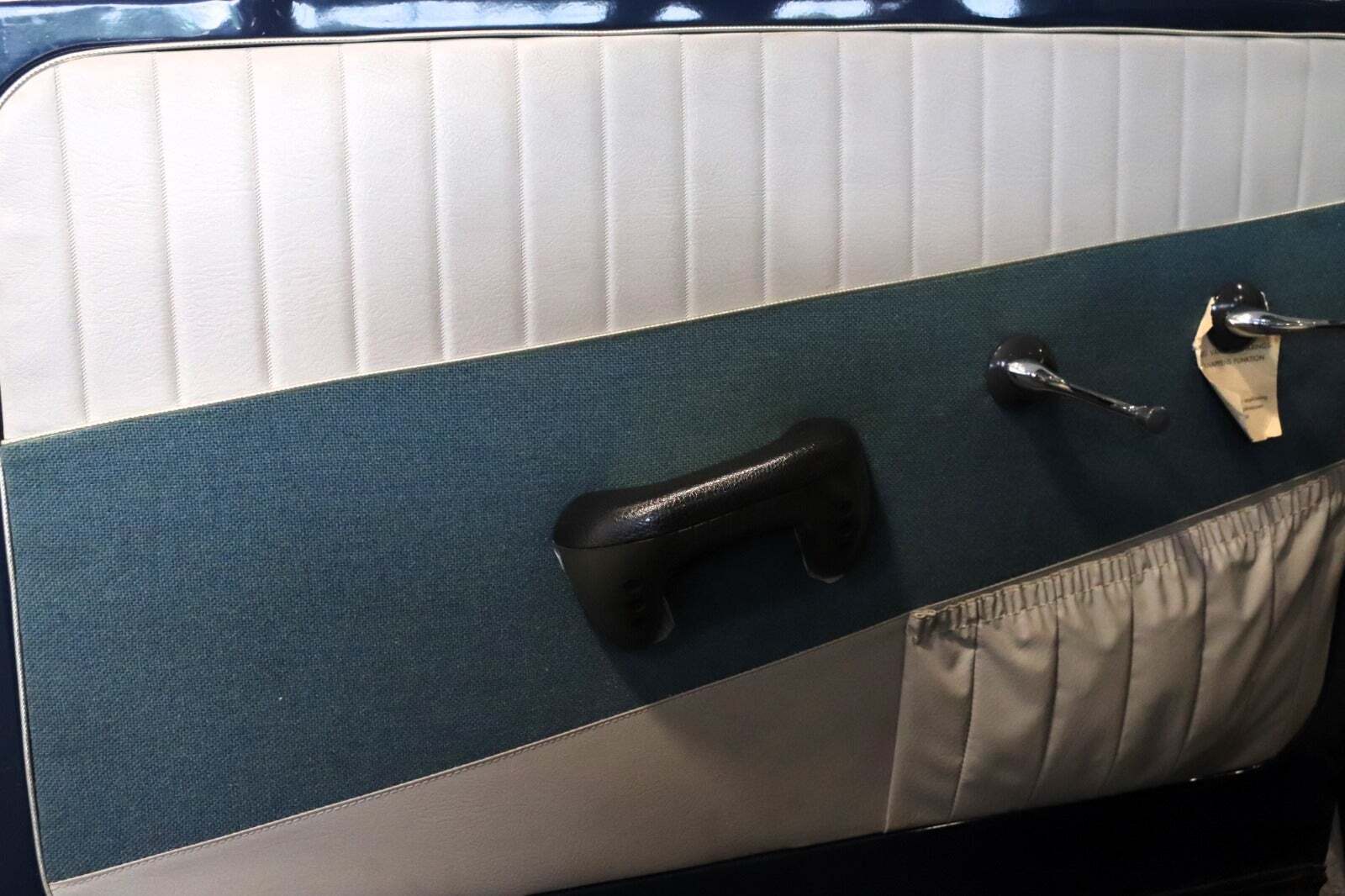 Blå Saab 96 fra 1964