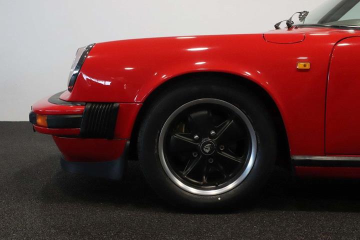 Rød Porsche 911 Targa fra 1975 set udefra