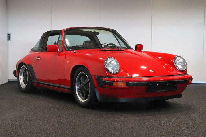Rød Porsche 911 Targa fra 1975 set udefra