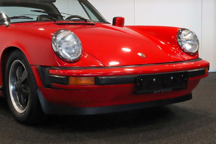Rød Porsche 911 Targa fra 1975 set udefra