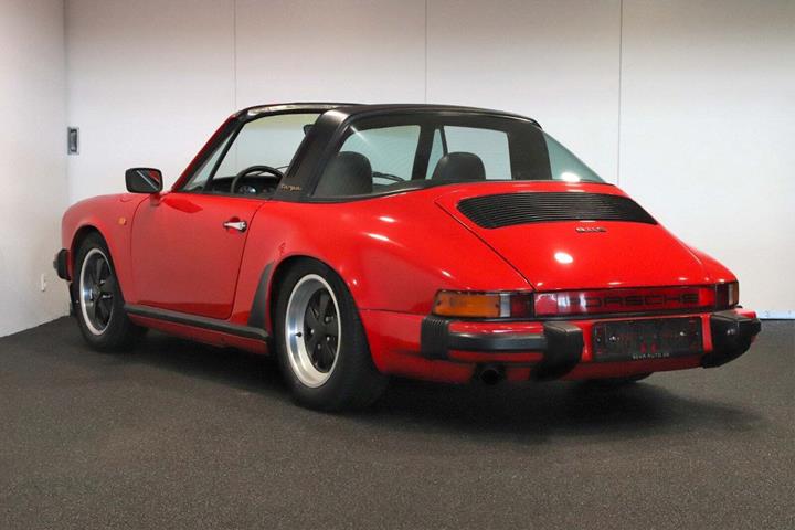 Rød Porsche 911 Targa fra 1975 set udefra