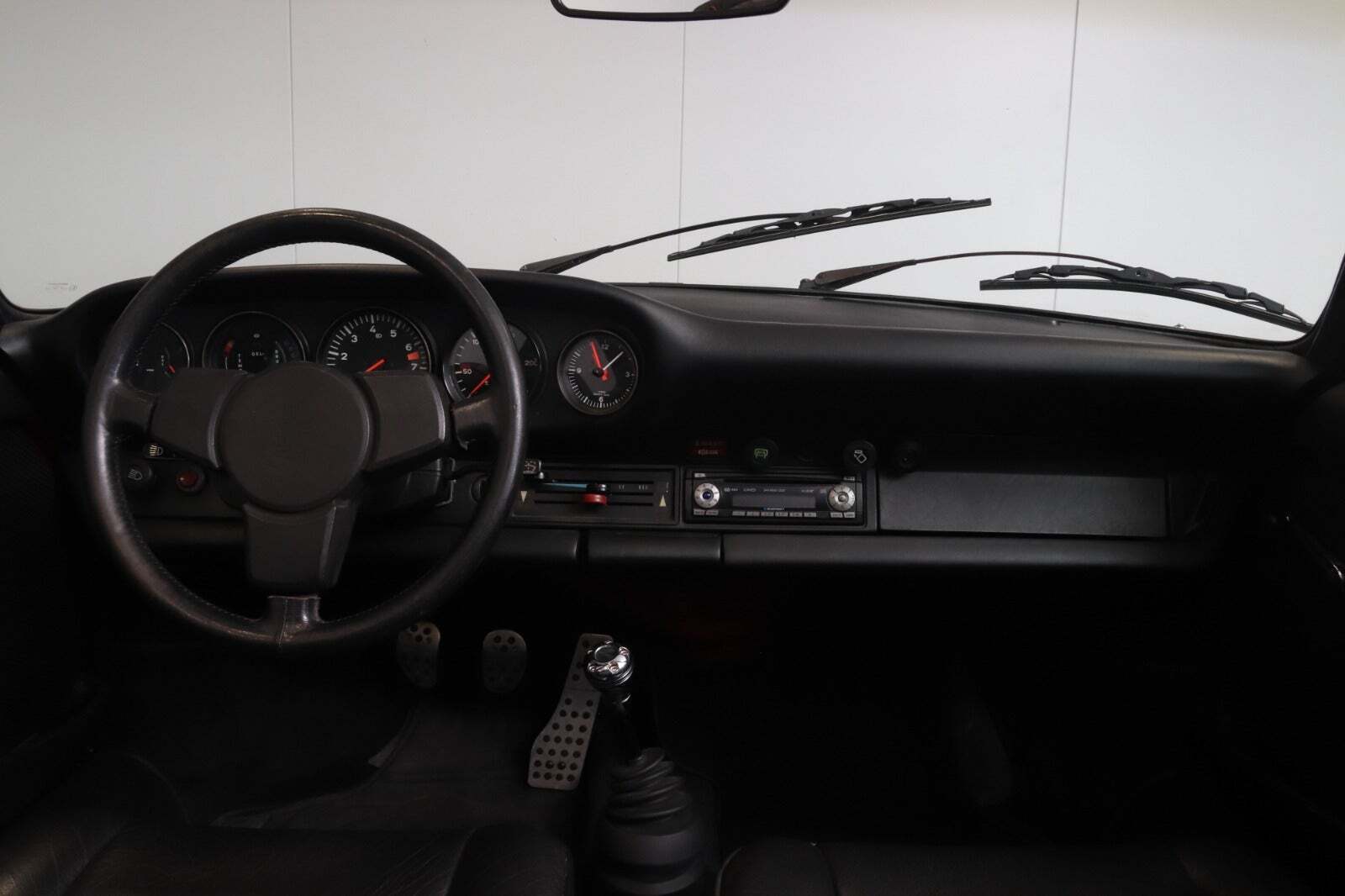 Rød Porsche 911 Targa fra 1975 set indefra