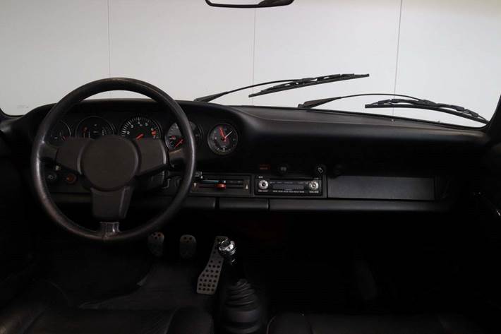 Rød Porsche 911 Targa fra 1975 set indefra