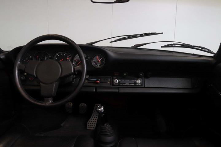 Rød Porsche 911 Targa fra 1975 set indefra