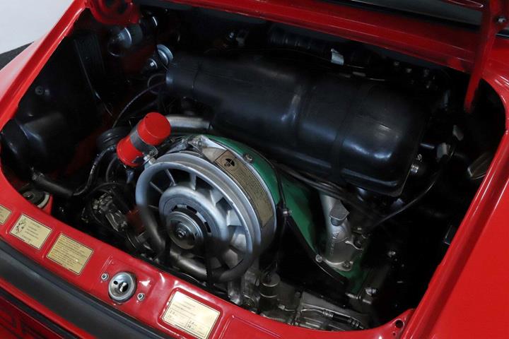 Rød Porsche 911 Targa fra 1975 set udefra