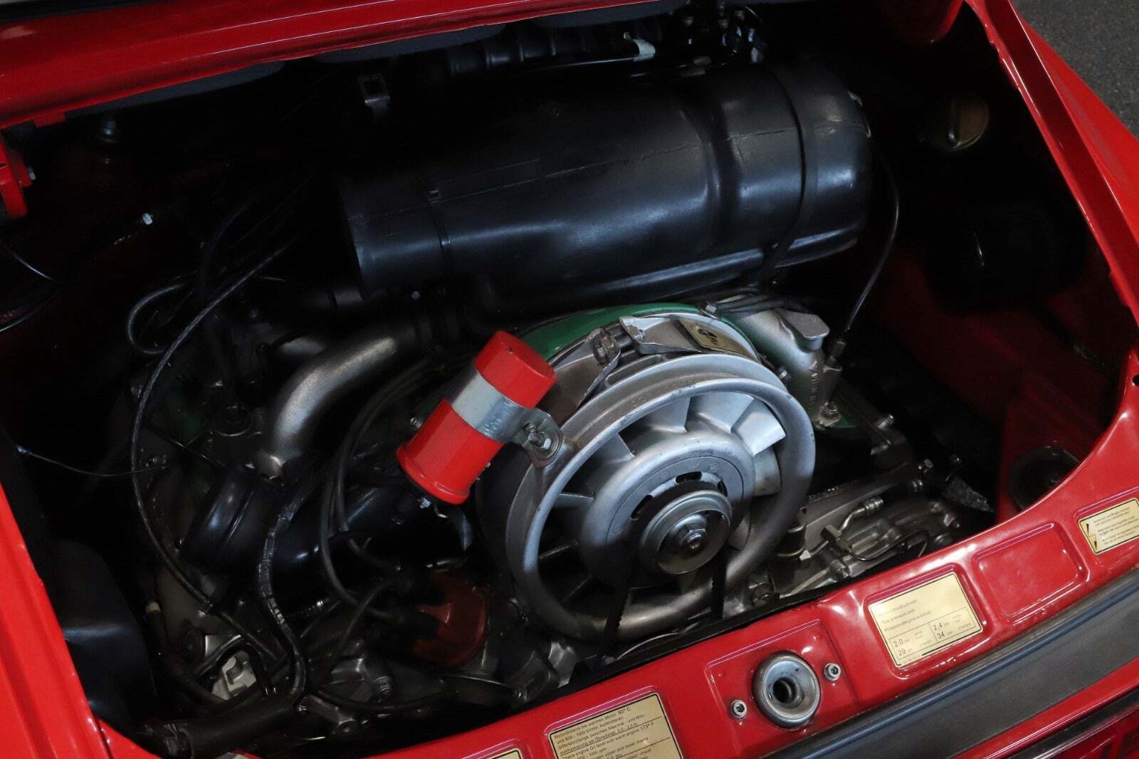 Rød Porsche 911 Targa fra 1975 set udefra