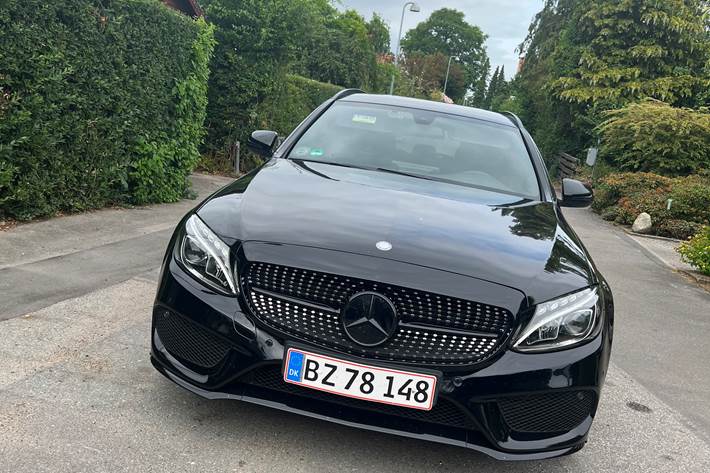 Sort Mercedes 220 D fra 2015