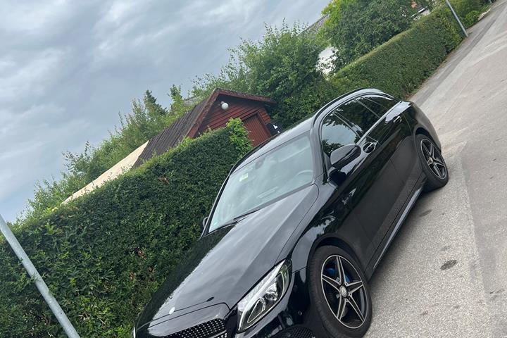 Sort Mercedes 220 D fra 2015