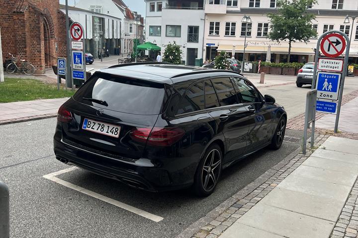 Sort Mercedes 220 D fra 2015