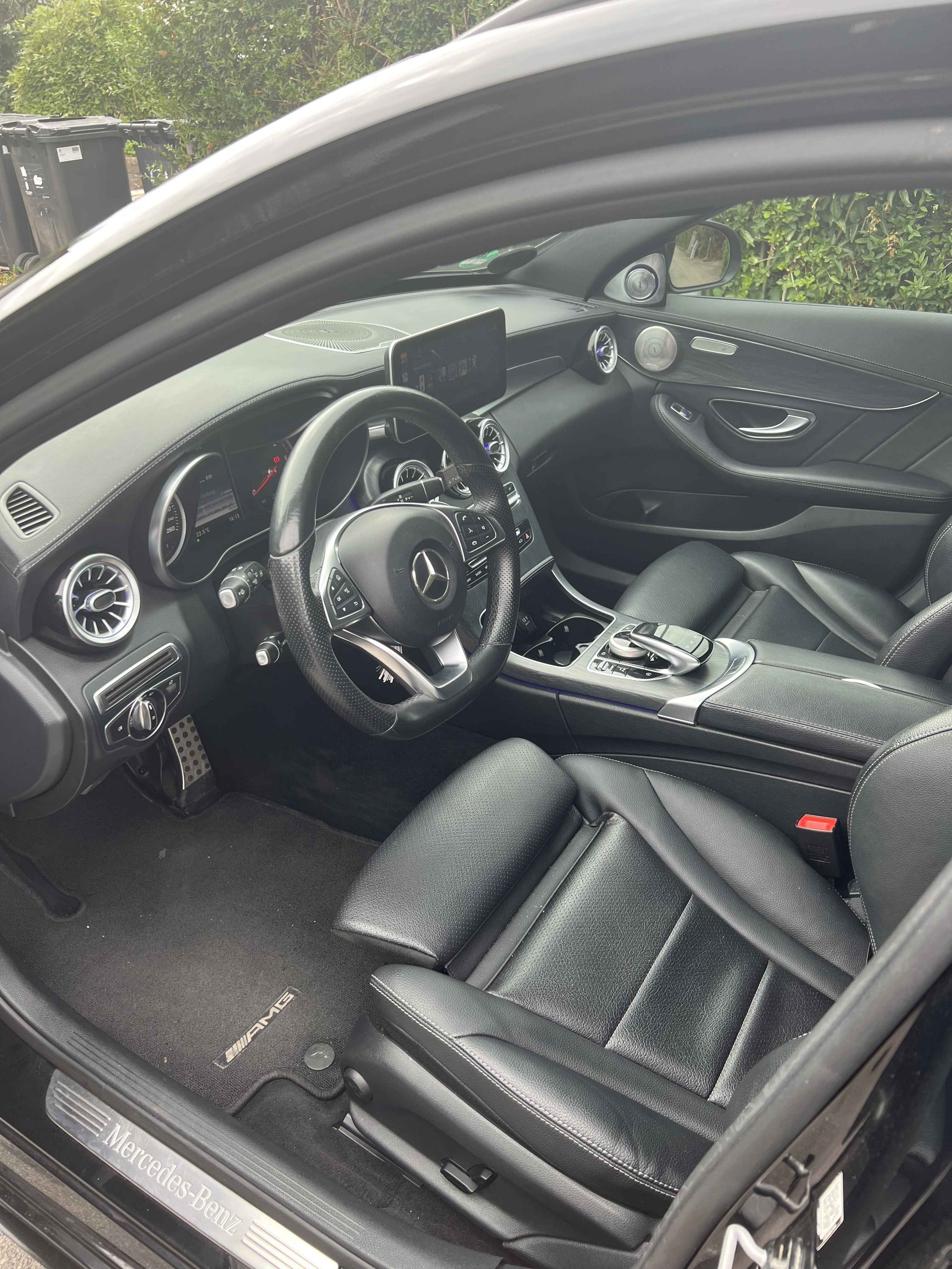 Sort Mercedes 220 D fra 2015