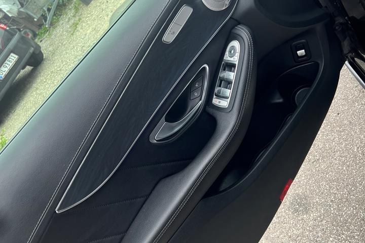 Sort Mercedes 220 D fra 2015