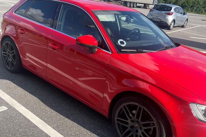 Rød Audi A3 Sportback fra 2013