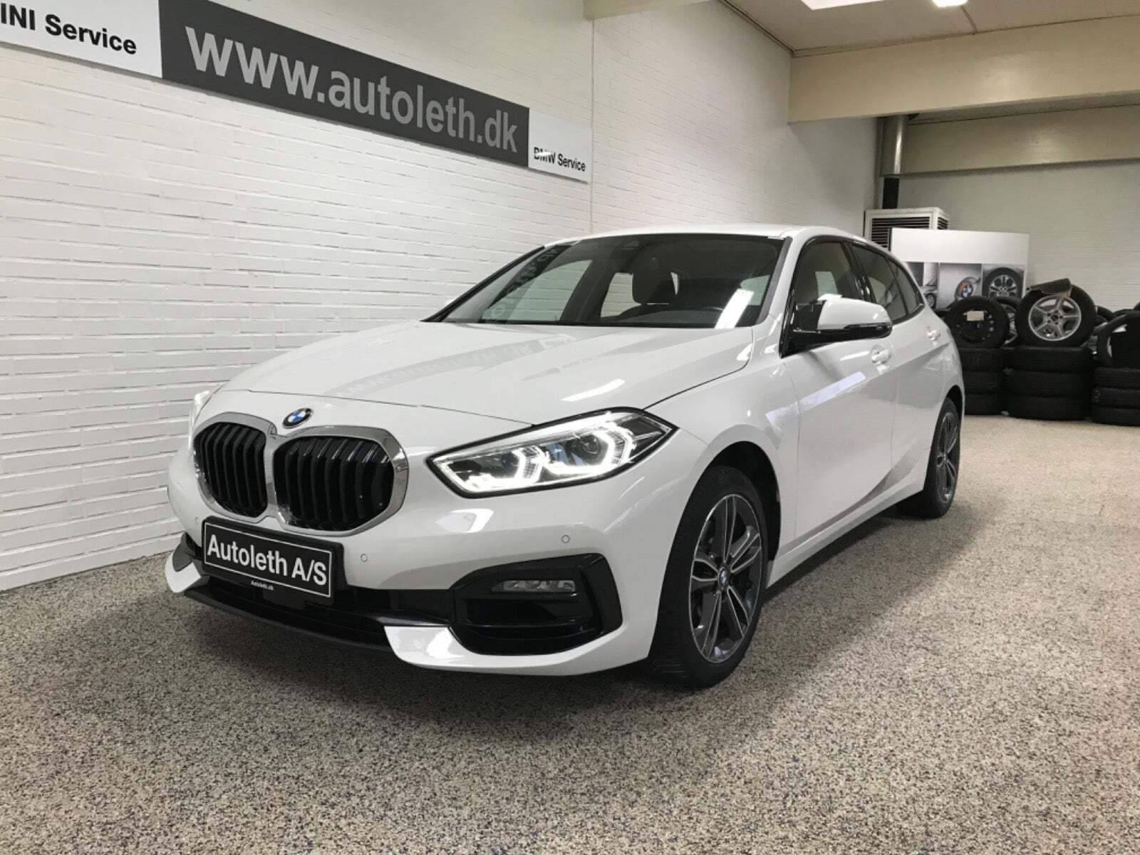 Hvid BMW 118i fra 2021 set udefra