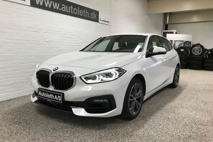 Hvid BMW 118i fra 2021 set udefra