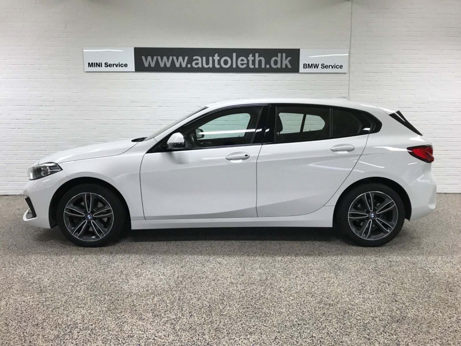 Hvid BMW 118i fra 2021