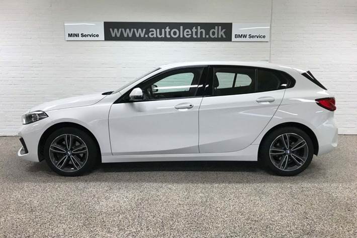 Hvid BMW 118i fra 2021