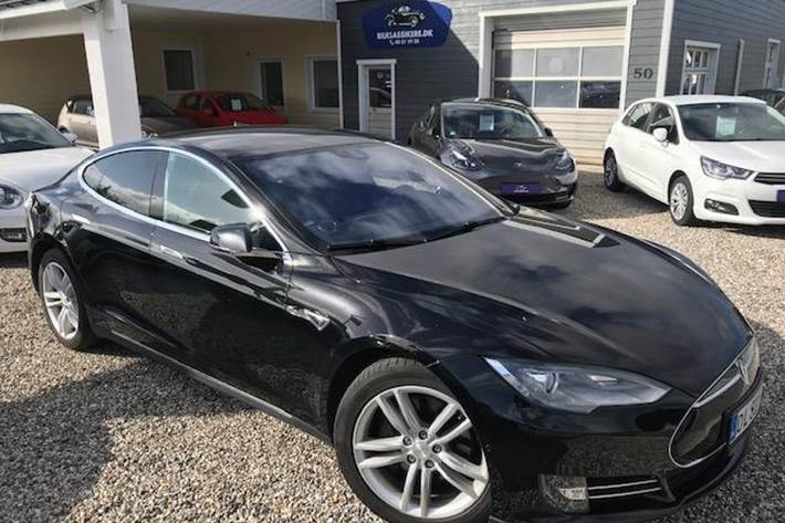 Sort Tesla Model S fra 2015