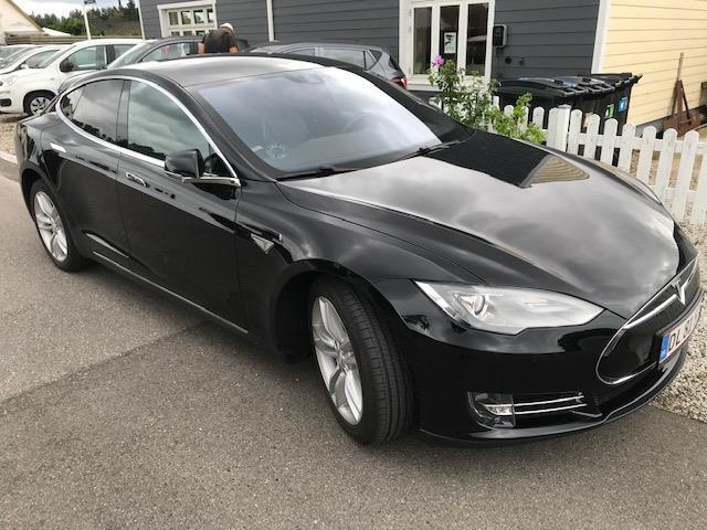 Sort Tesla Model S fra 2015
