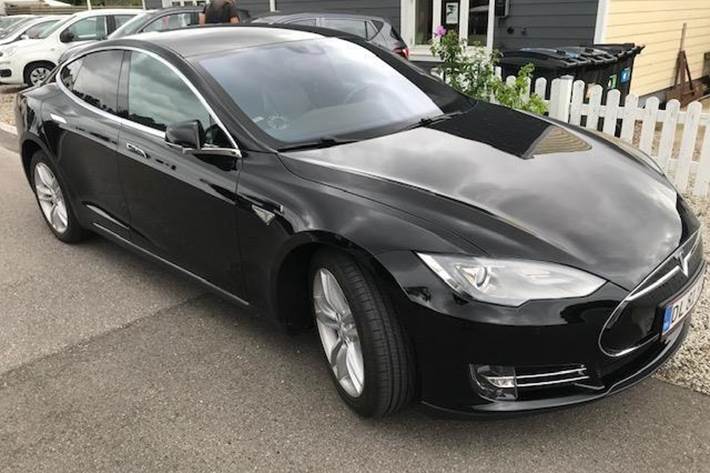 Sort Tesla Model S fra 2015