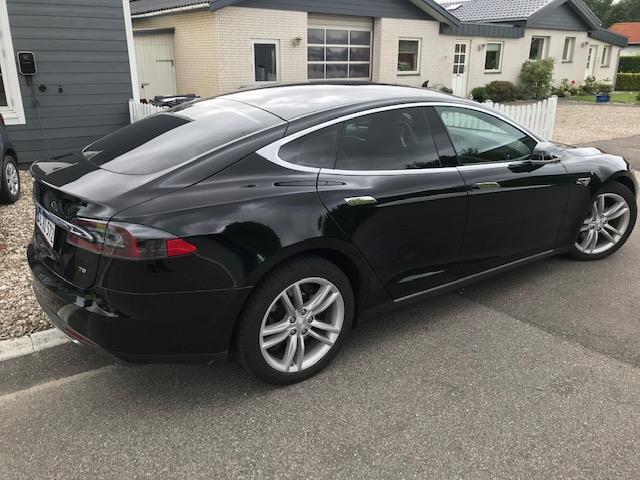 Sort Tesla Model S fra 2015